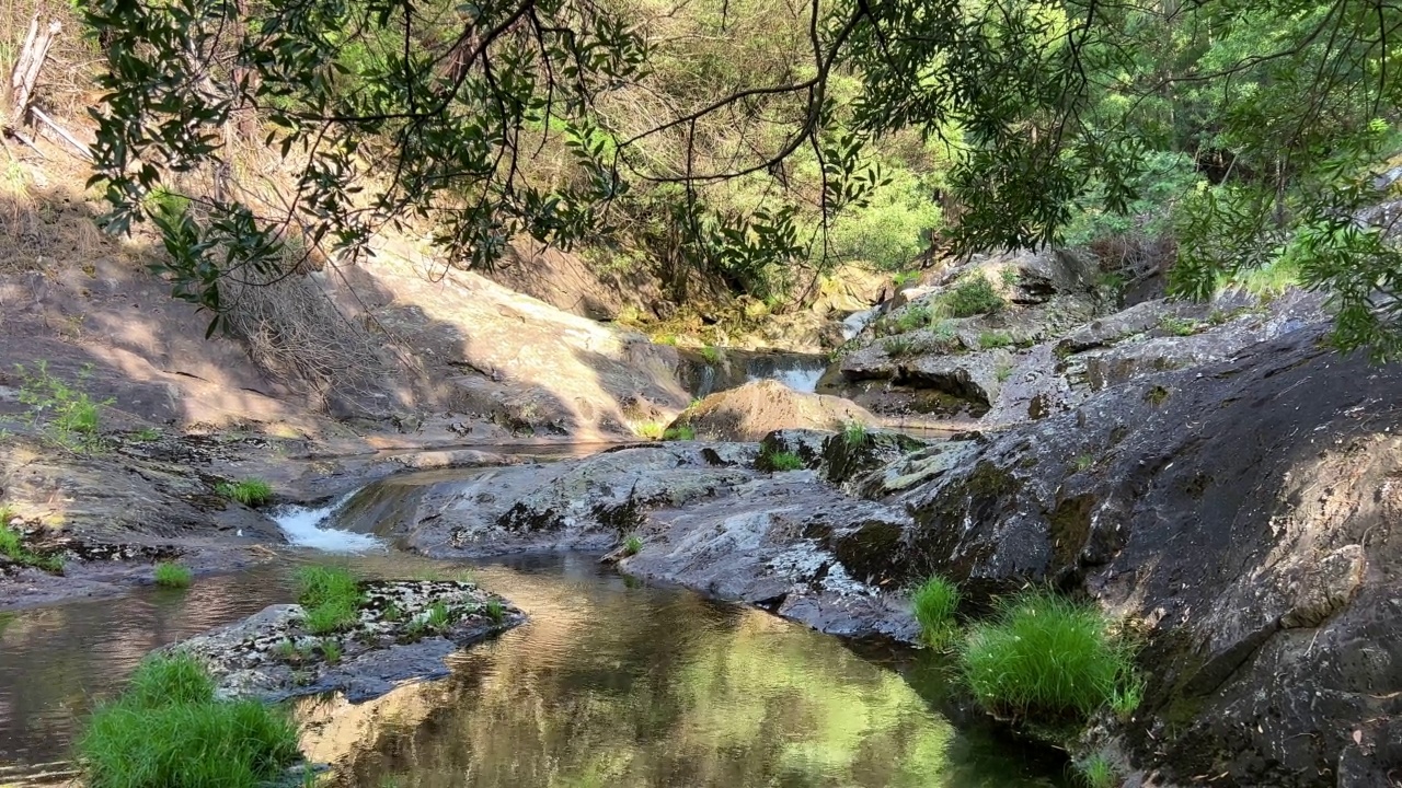 这个瀑布被称为cascata do Pincho或cascata da ferida ma。它坐落在安科拉河上，神话般的自然就像一部关于海盗和旅行的电影。高质量4k镜头视频素材