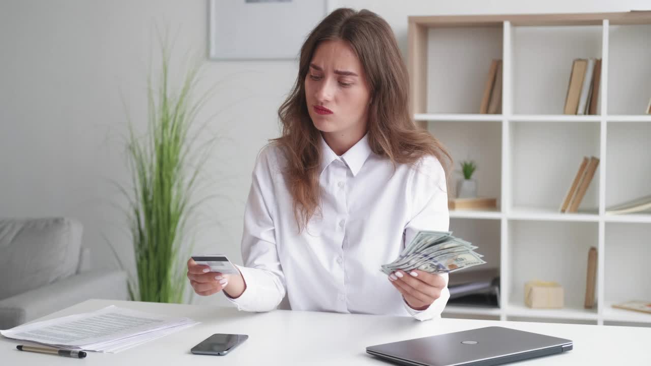 金钱选择犹豫的女人现代科技视频素材