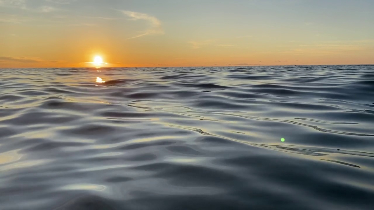 海水在日落时荡起涟漪。视频下载