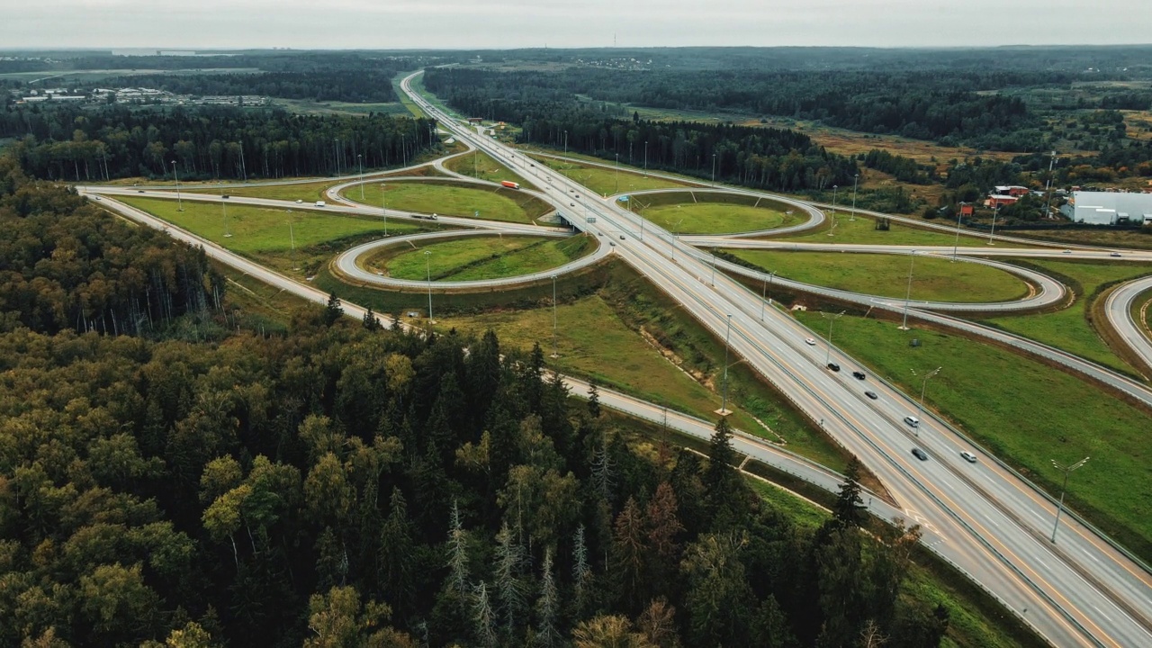 高速公路与道路交汇处的鸟瞰图视频素材