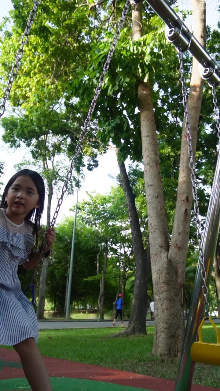 小女孩喜欢荡秋千视频素材