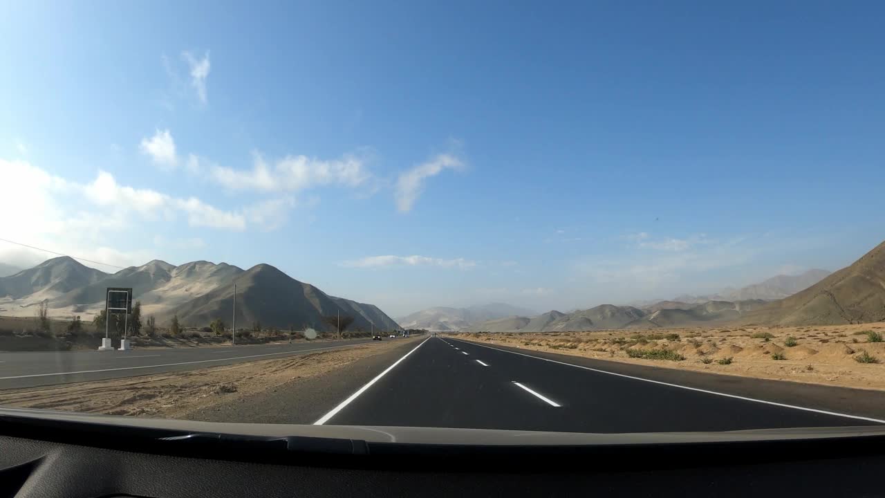 波夫驾驶着一辆汽车在新粉刷的道路上，美丽多彩的土地视频素材