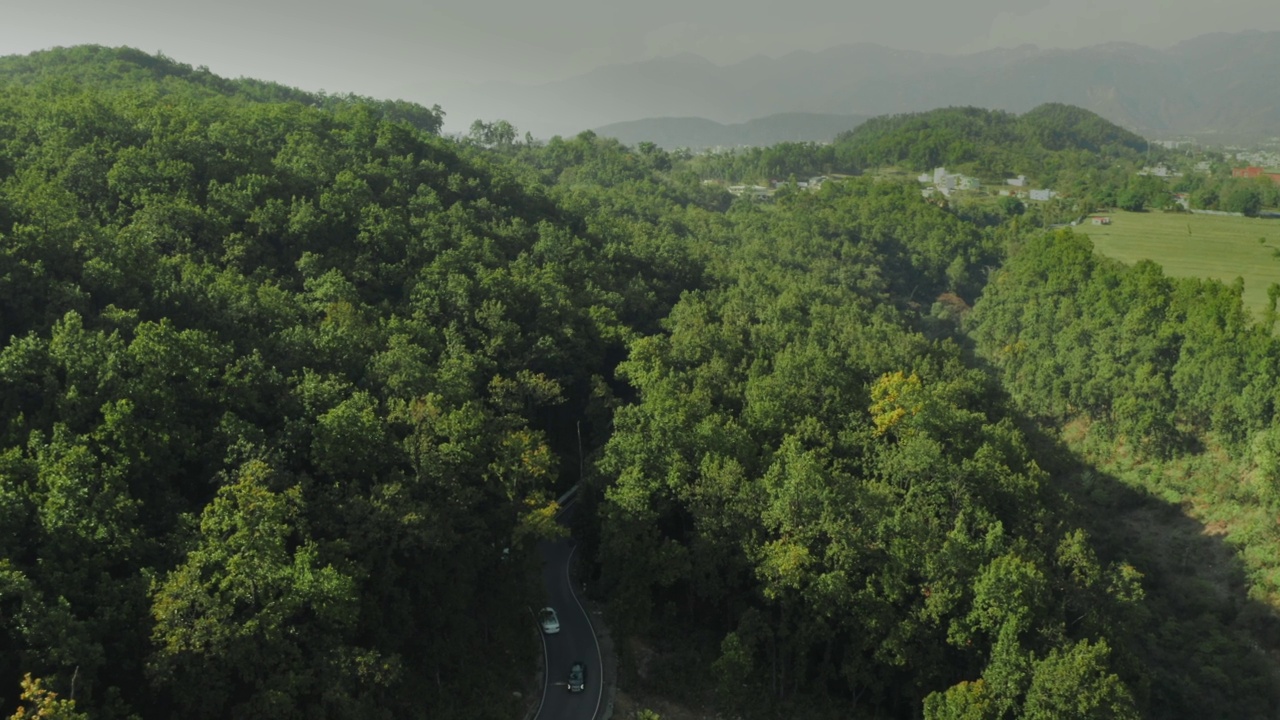 航拍车辆行驶的山路，Tangmarg，克什米尔，印度。视频素材