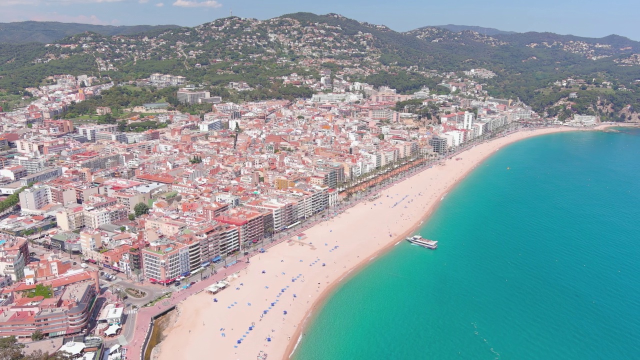 Lloret de Mar，西班牙:巴塞罗那附近的科斯塔布拉瓦度假小镇的鸟瞰图。Lloret海滩(Platja de Lloret de Mar)，地中海清澈的海水——从上面俯瞰欧洲的全景视频素材