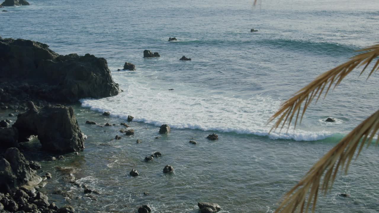 在大西洋的黑色火山海滩，特内里费南部海岸，加那利群岛，西班牙视频素材