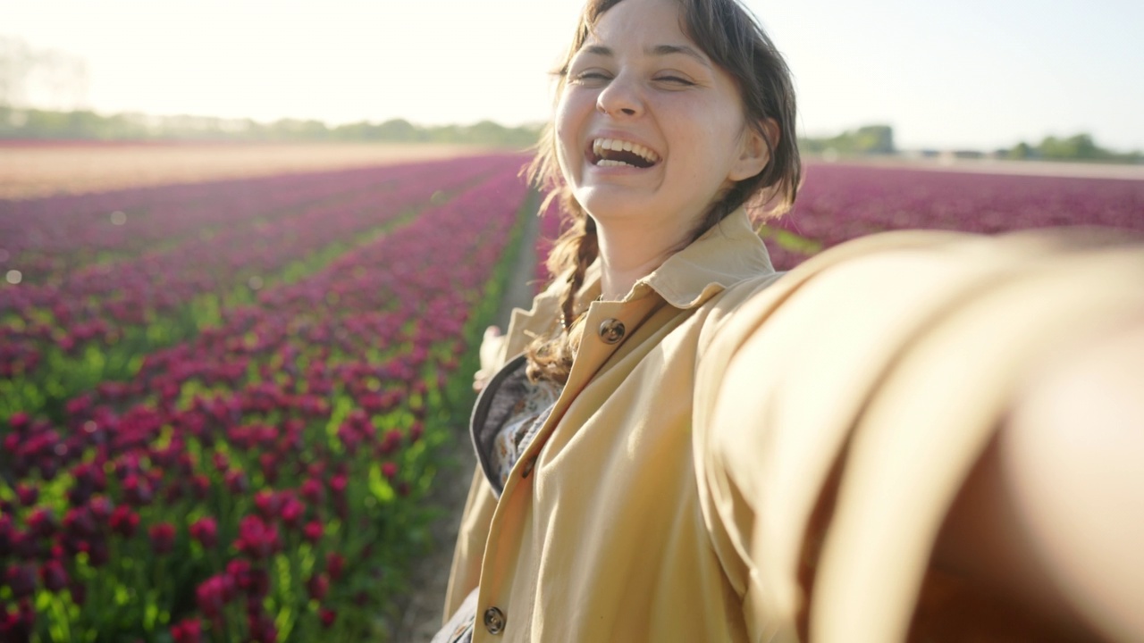 荷兰郁金香田里的女人视频素材