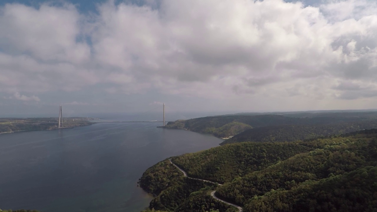 空中博斯普鲁斯海峡和云层视频素材