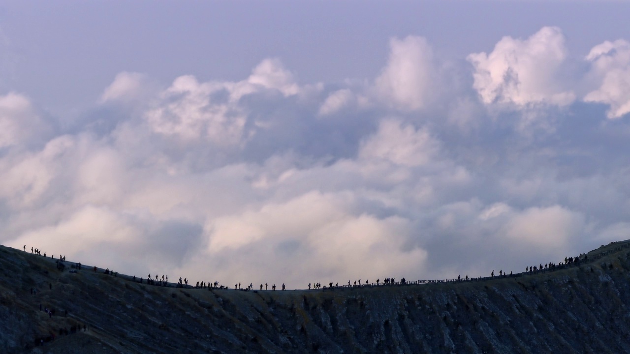 印尼东爪哇岛班育旺吉伊真火山火山口边缘的游客。视频素材画面1