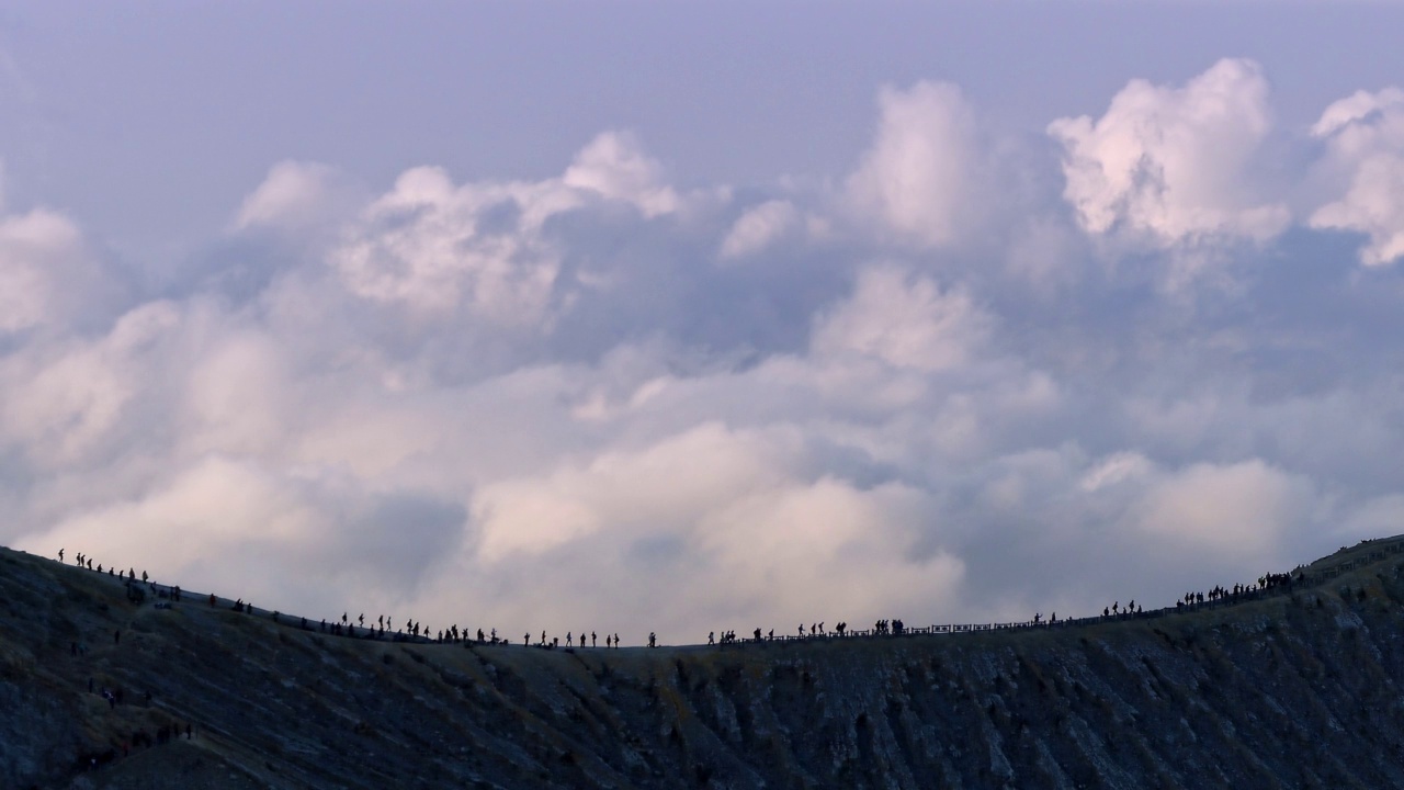 印尼东爪哇岛班育旺吉伊真火山火山口边缘的游客。视频素材画面3