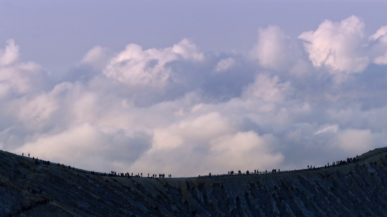 印尼东爪哇岛班育旺吉伊真火山火山口边缘的游客。视频素材画面4