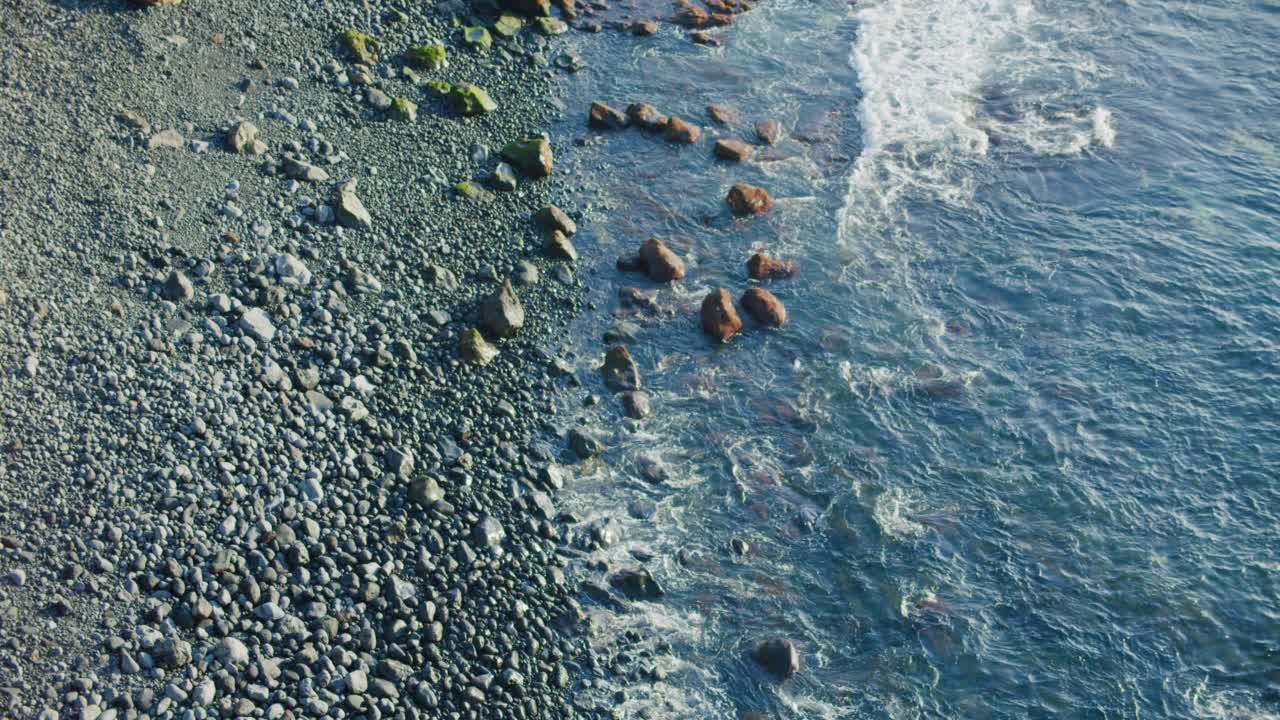 宁静的海景，岩石嶙峋的火山海滩，黑色的石头，特内里费岛。日落。没有人。视频素材