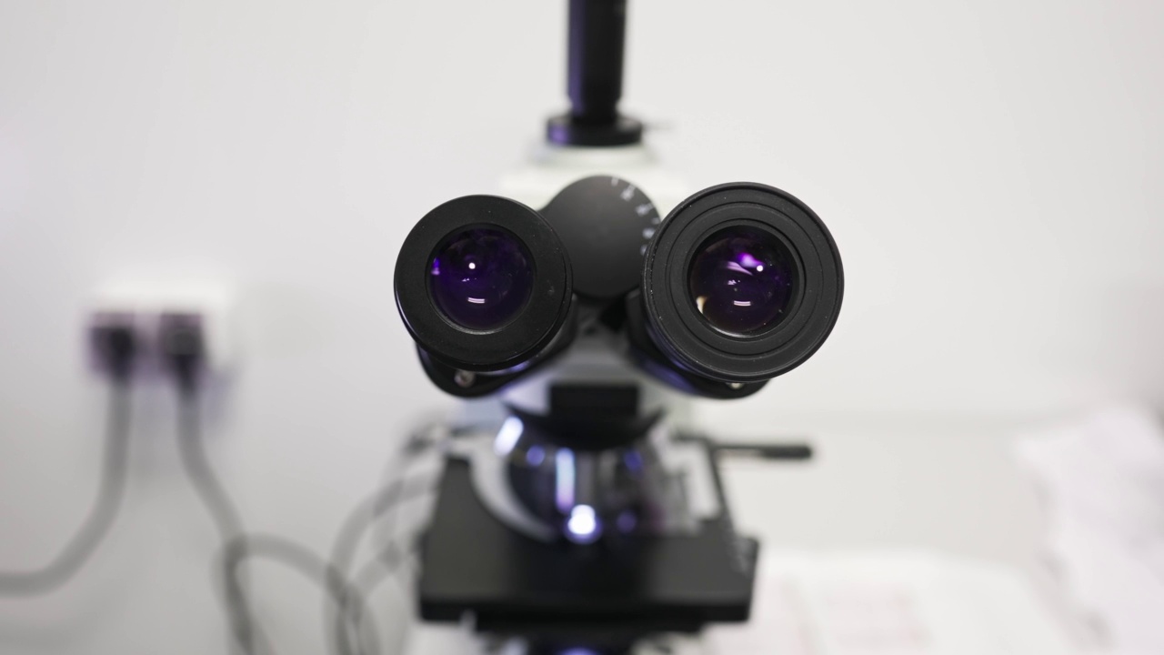 实验室里显微镜的特写。用放大镜看视频素材