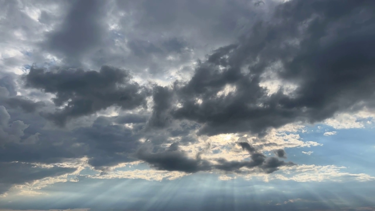 戏剧性的天空云层。可怕的暴风雨的cloudscape。视频素材