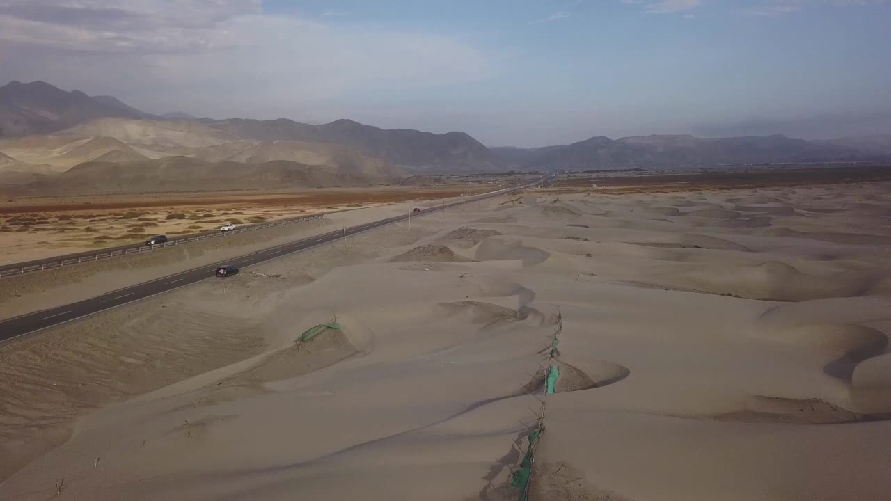 这是一张原始沙漠的美丽鸟瞰图，上面有彩色的山脉和沙丘视频素材