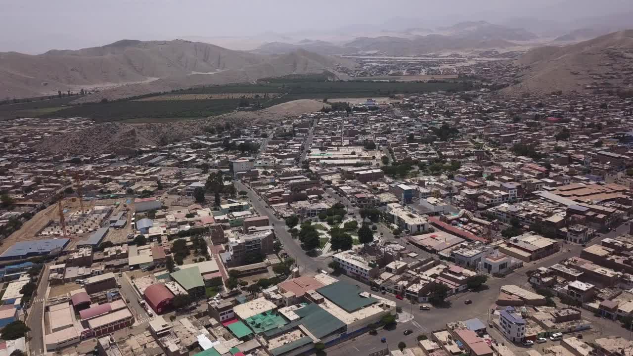 无人机的轨道鸟瞰图的一个城市的建筑和房屋和农场附近视频素材