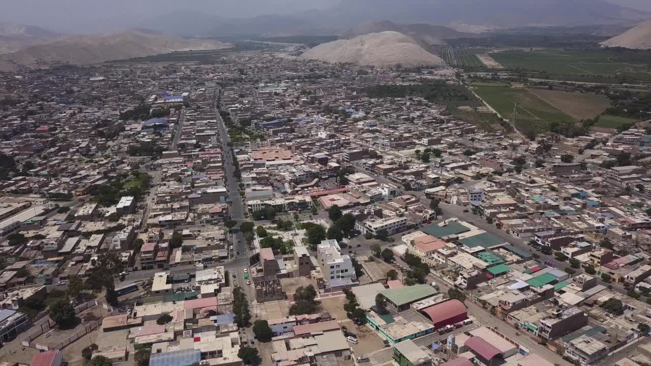 无人机的轨道鸟瞰图的一个城市的建筑和房屋和农场附近视频素材