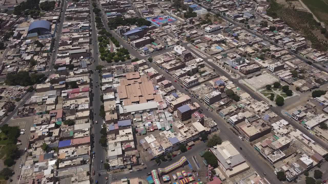 无人机鸟瞰图的城市的建筑和房屋和农场旁边的我视频素材