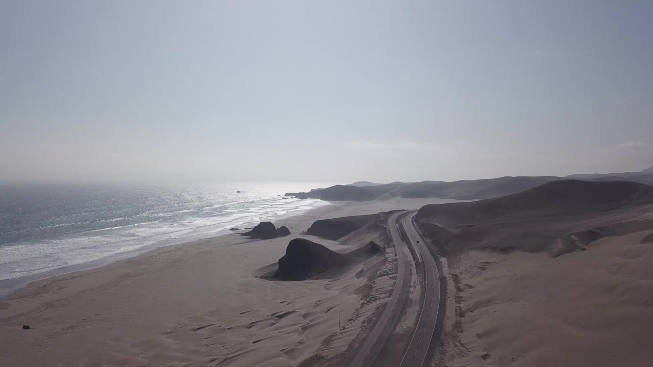 一个美丽的鸟瞰图，一个原始的沙漠，山丘和迪沙视频素材