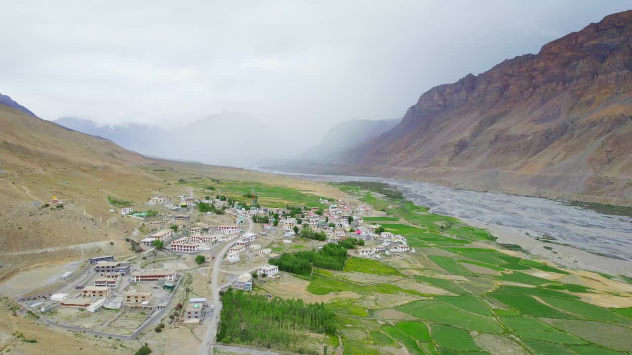 无人机拍摄乡村和农业农场的雾山视频素材