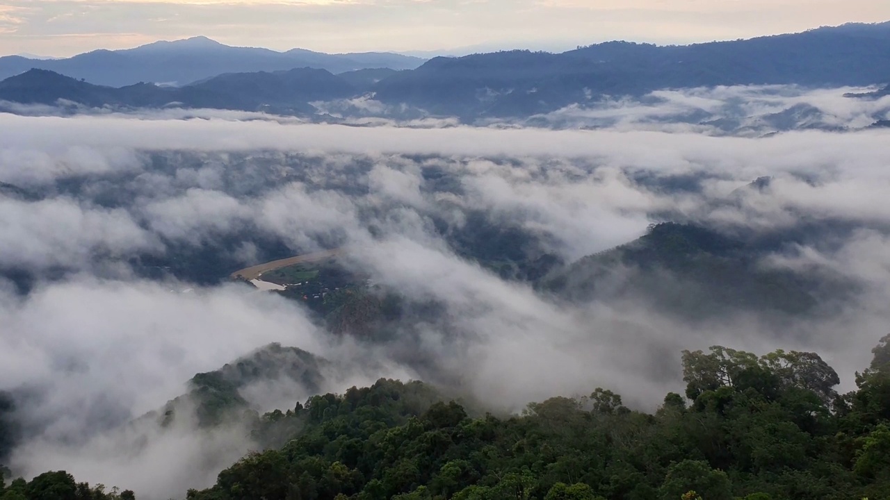 清晨的热带雨林，雾和薄雾笼罩着高山视频素材