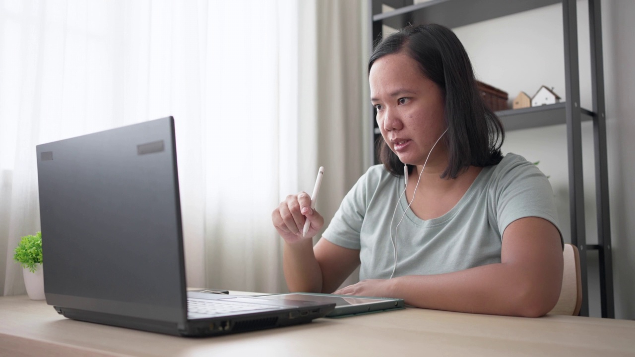 年轻的亚洲女性正在学习在线课程视频素材