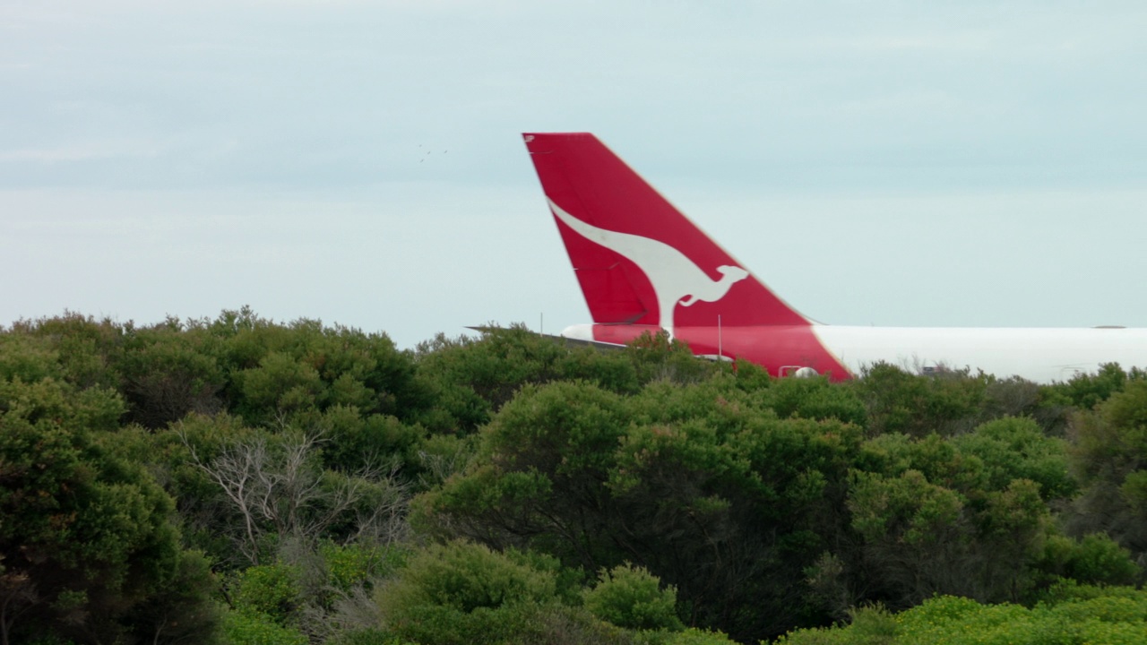 澳洲航空(Qantas)空客A380在悉尼(SYD, YSSY)的机尾视频素材