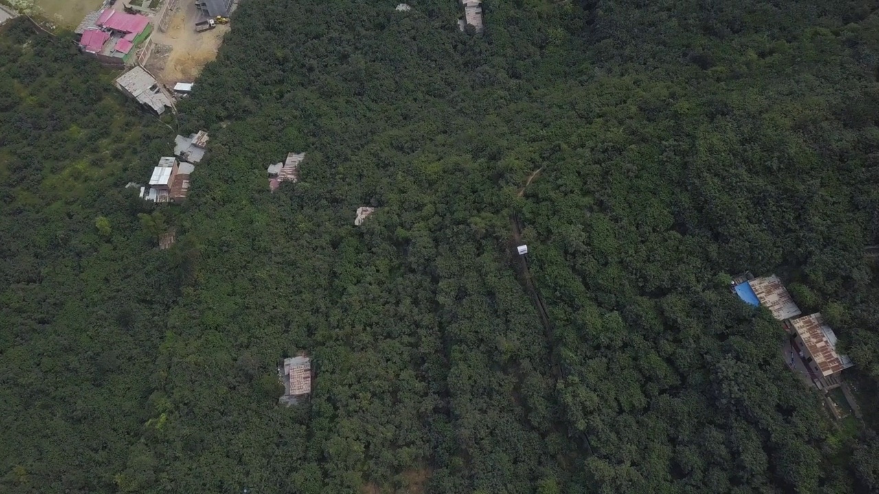 无人机从空中跟随缆车飞行的鸟瞰图，这是一个旅游景点视频素材