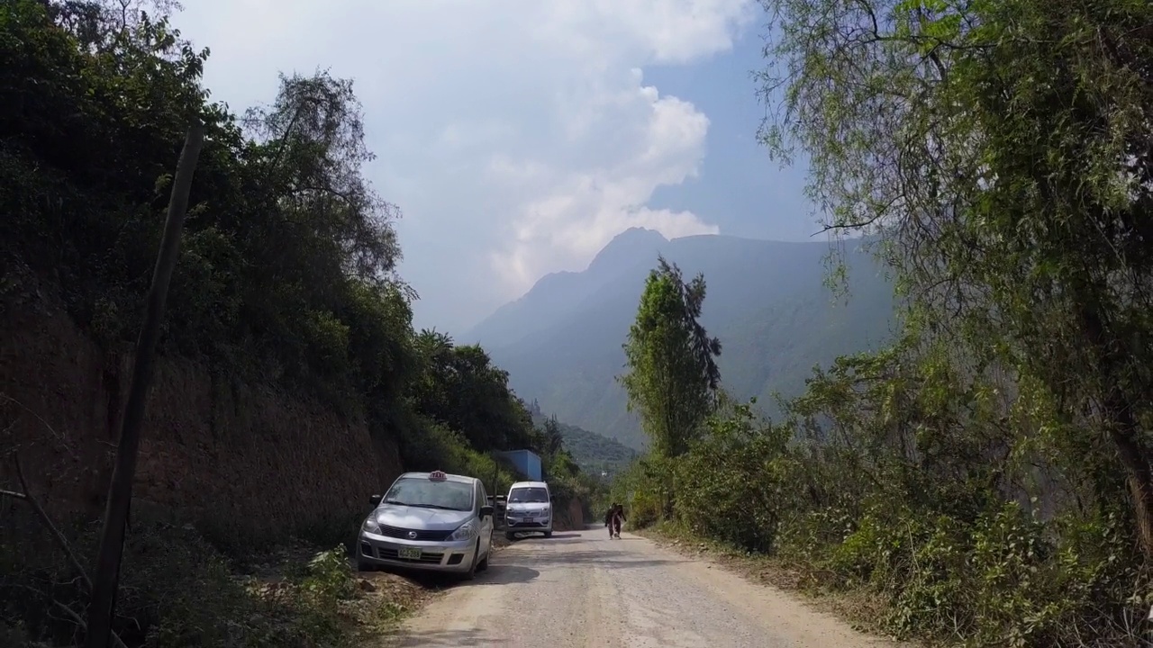 无人机拍摄的山景，绿树与孩子们一起玩耍视频素材