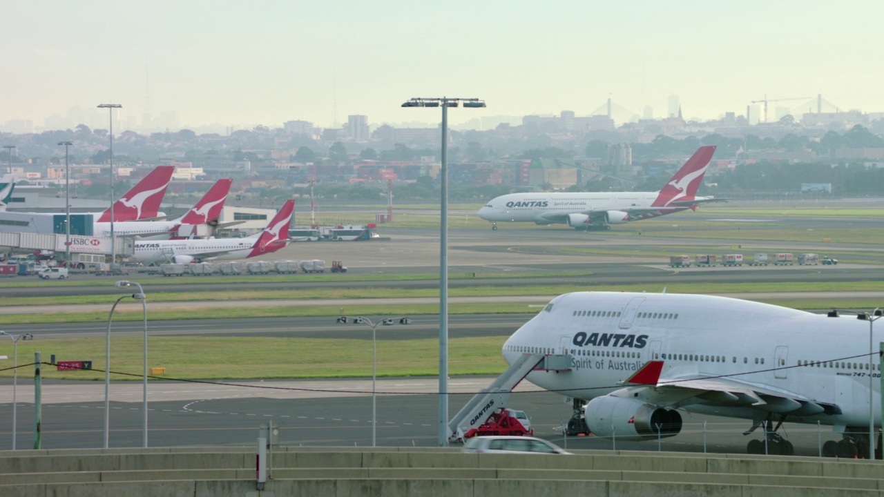 澳洲航空公司波音747与澳洲航空公司空客A380在悉尼滑行视频素材