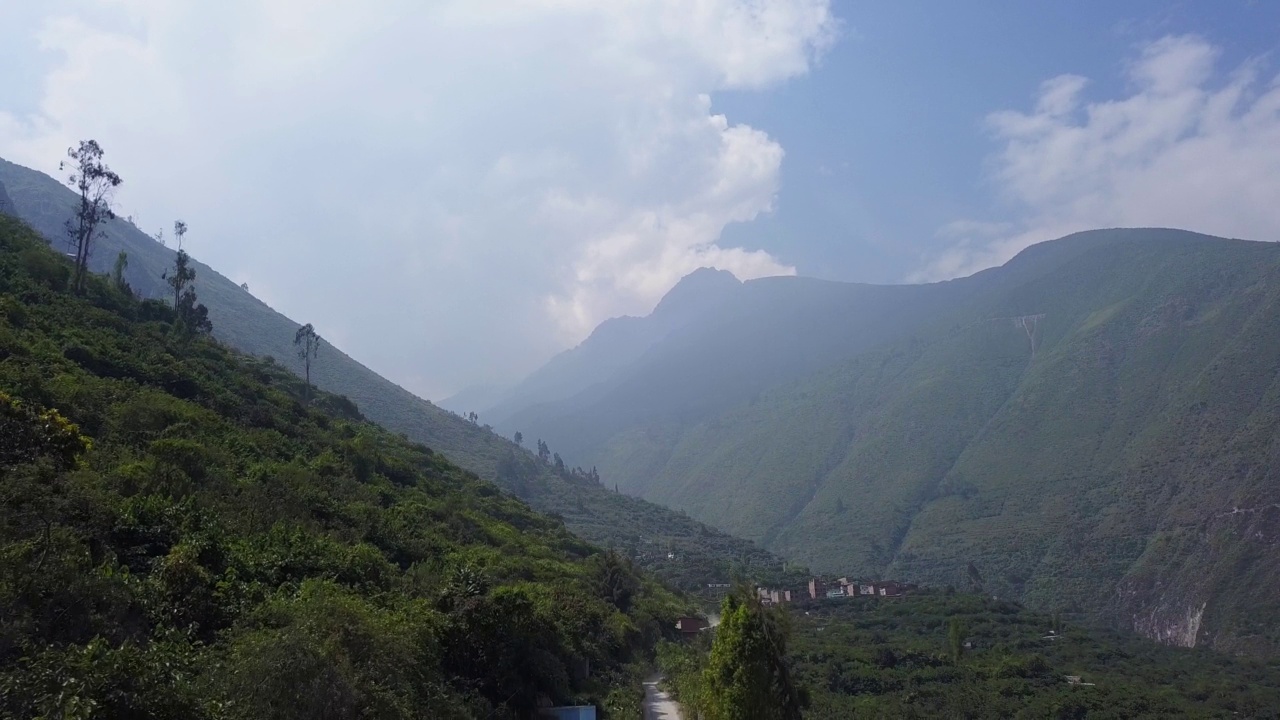 无人机拍摄的山景与绿色的树木在步道之间的很多视频素材