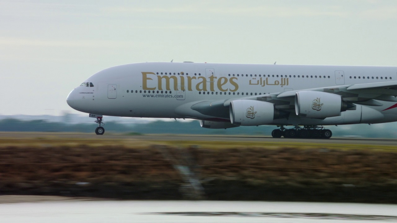 CU PAN Emirates空中客车A380从澳大利亚悉尼起飞视频素材