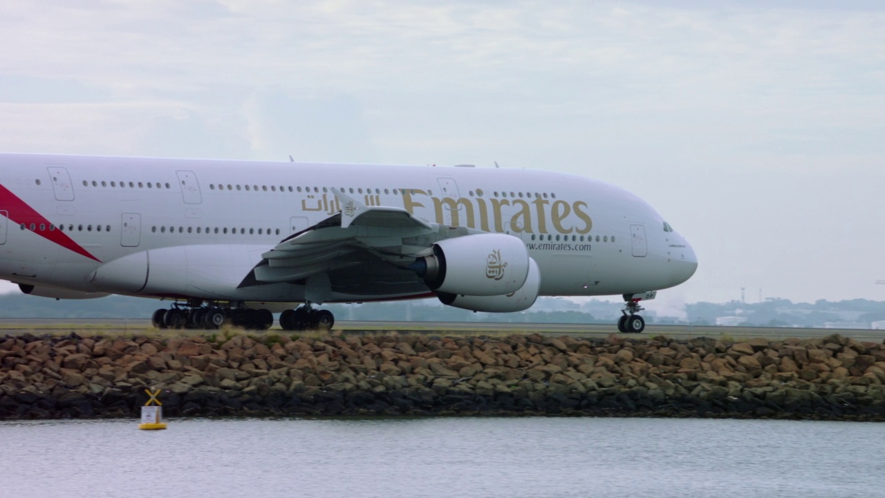 CU PAN Emirates空中客车A380在悉尼/澳大利亚悉尼滑行视频素材