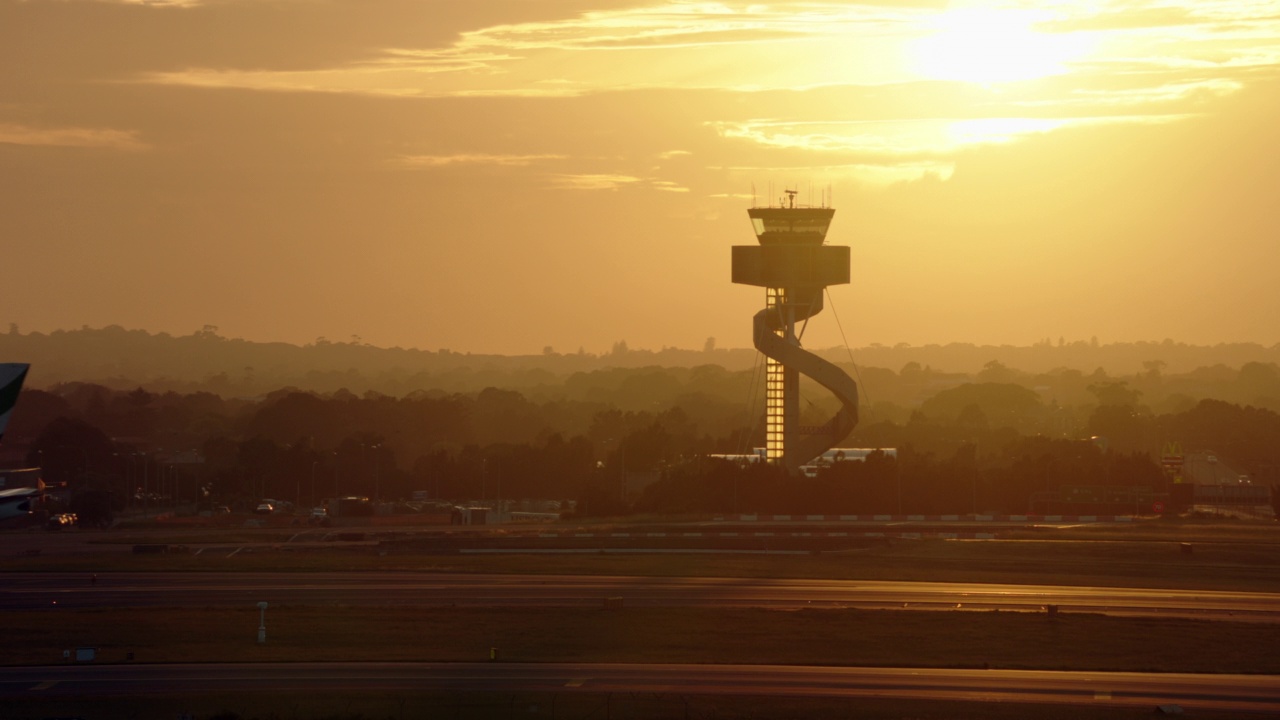 阿联酋航空公司波音777客机在澳大利亚悉尼机场滑行视频素材