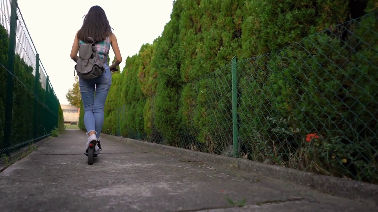 女子驾驶电动滑板车视频素材