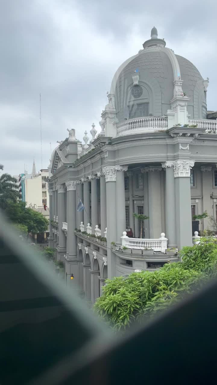 瓜亚基尔政府大楼(瓜亚基尔市政府)内的“Torre del Reloj”或Torre Morisca在Malecon 2000在瓜亚基尔市中心，瓜亚斯省，厄瓜多尔，南美洲。视频素材