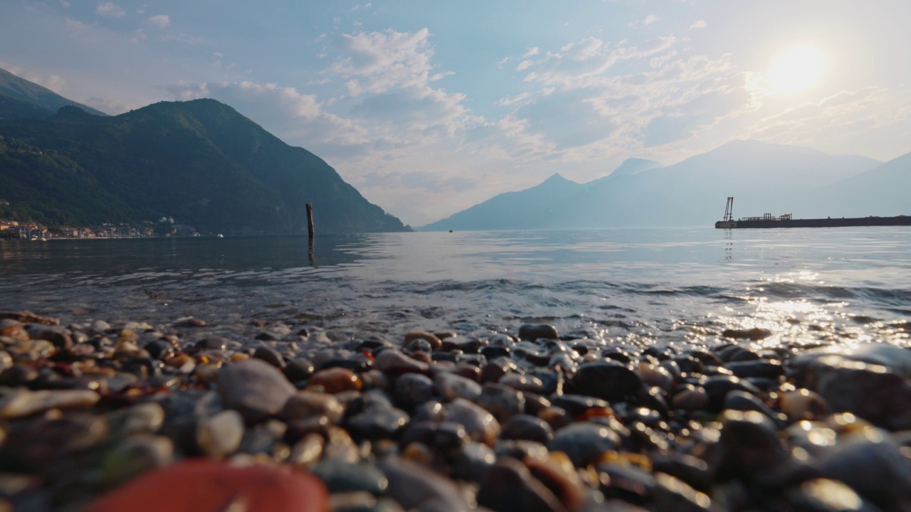 小波浪拍打着湖岸视频素材