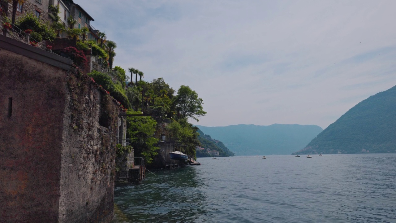 从低角度看湖岸上的建筑物视频素材