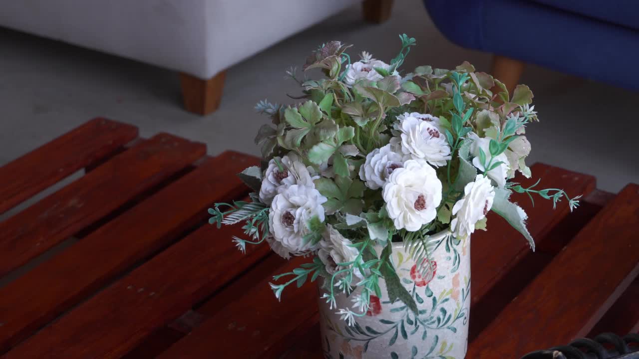 在一个国家的桌子上的花瓶里一些美丽的白花的特写视频素材