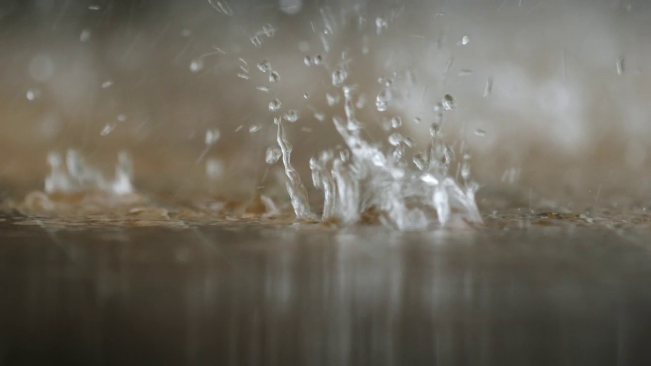 雨滴落在地板上。视频素材