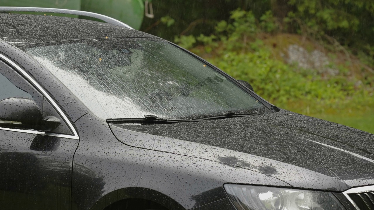 外面下雨，车停在爱沙尼亚视频素材