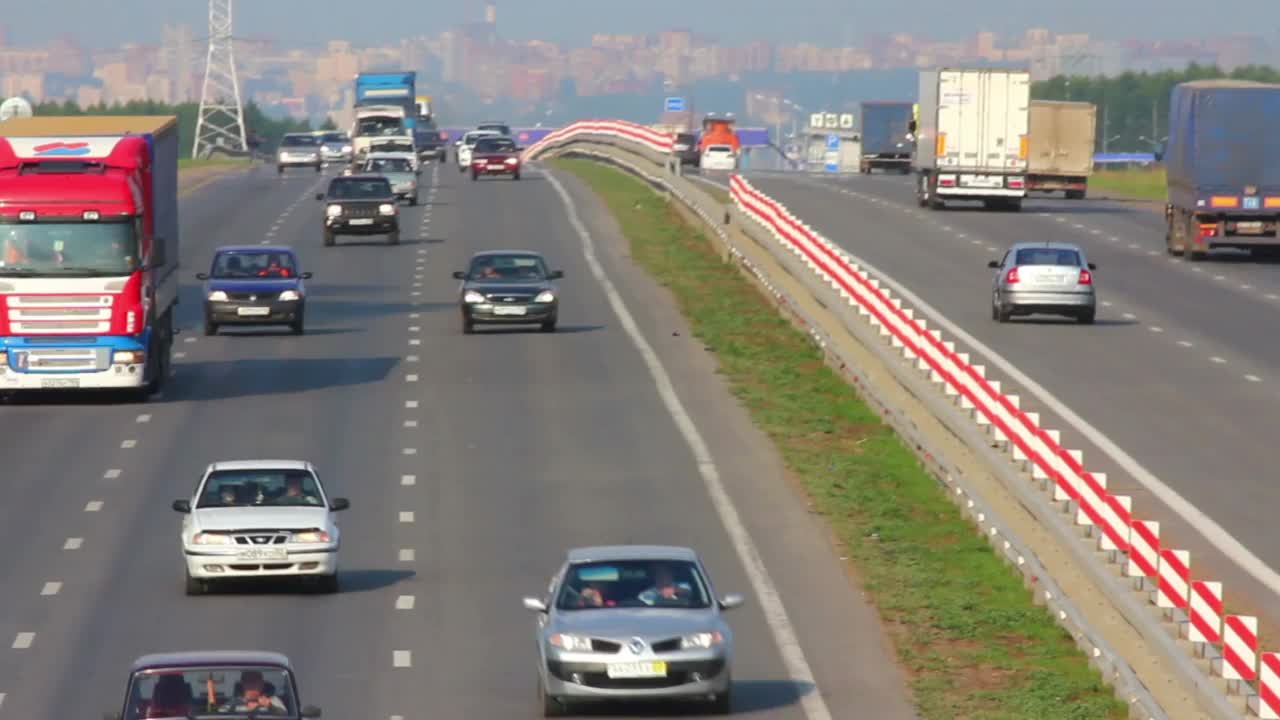 在高速公路上行驶的汽车——时间流逝视频素材