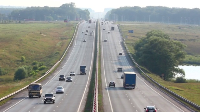 在高速公路上行驶的汽车——时间流逝视频素材