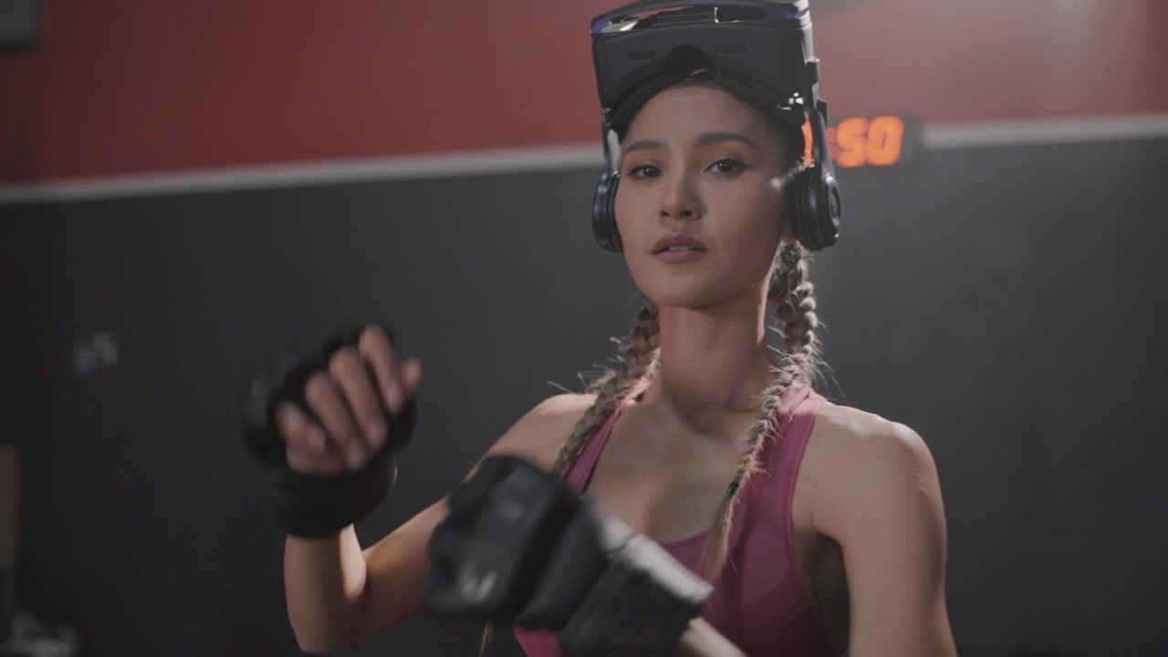 女子拳击VR头盔训练视频素材画面3