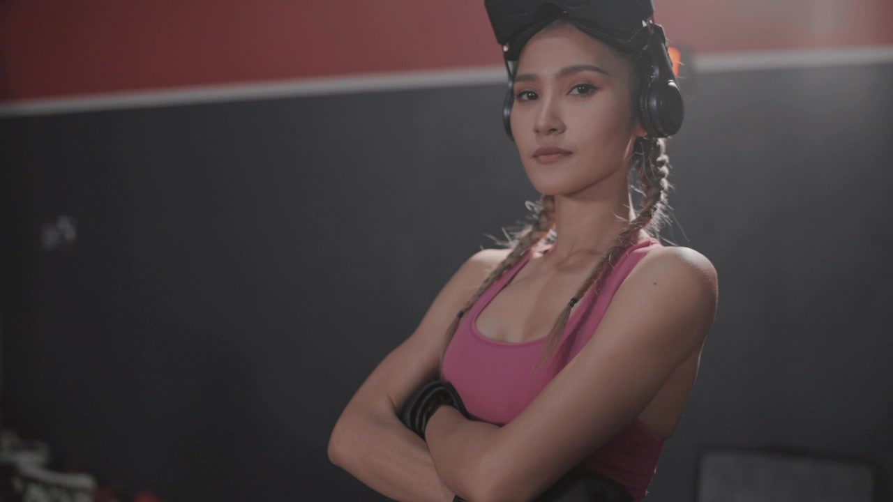 女子拳击VR头盔训练视频素材画面4