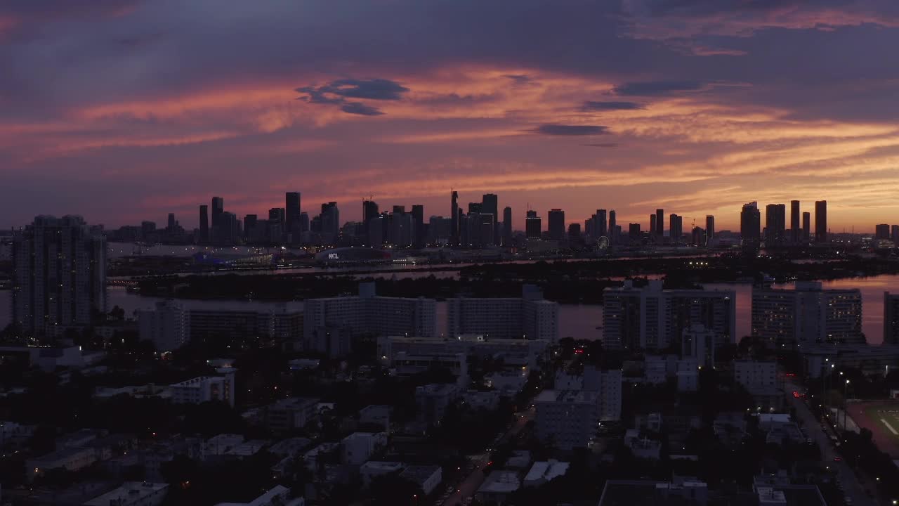 航拍，迈阿密天际线的夜间镜头视频下载