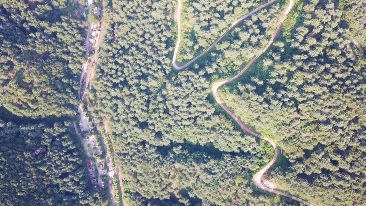 露营地，道路和小径附近的山和森林/抱川市，京畿道，韩国视频素材