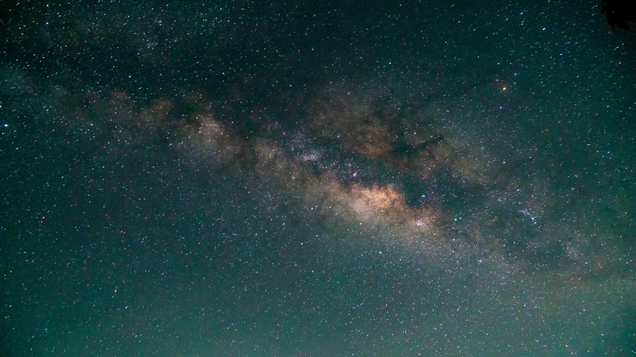 银河系探索穿越外层空间走向发光的银河系。通过发光的星云，云和恒星场飞行的4K循环动画。动画视频视频素材