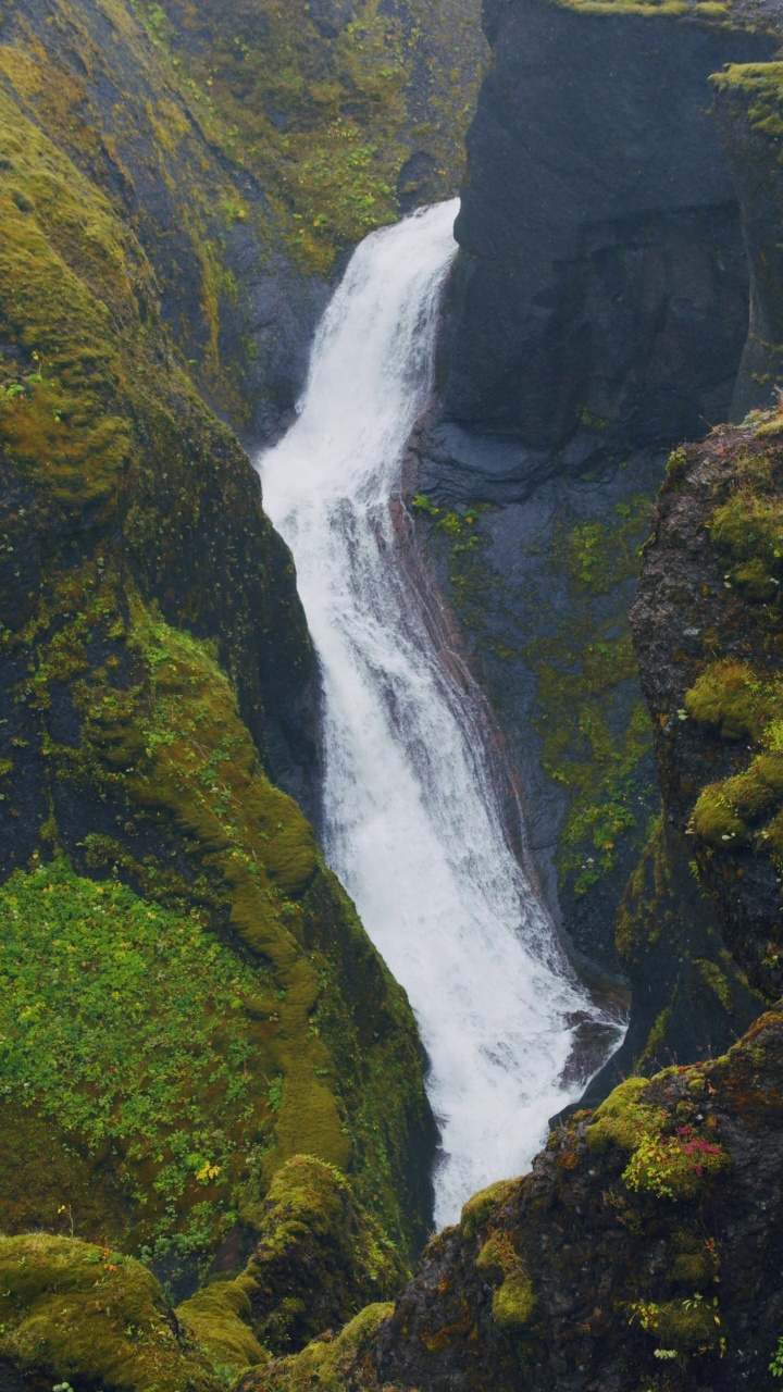 Fjadrargljufur峡谷遭遇暴雨天气。峡谷中崖壁岩层奇异陡峭，河流蜿蜒曲折。冰岛、欧洲视频素材