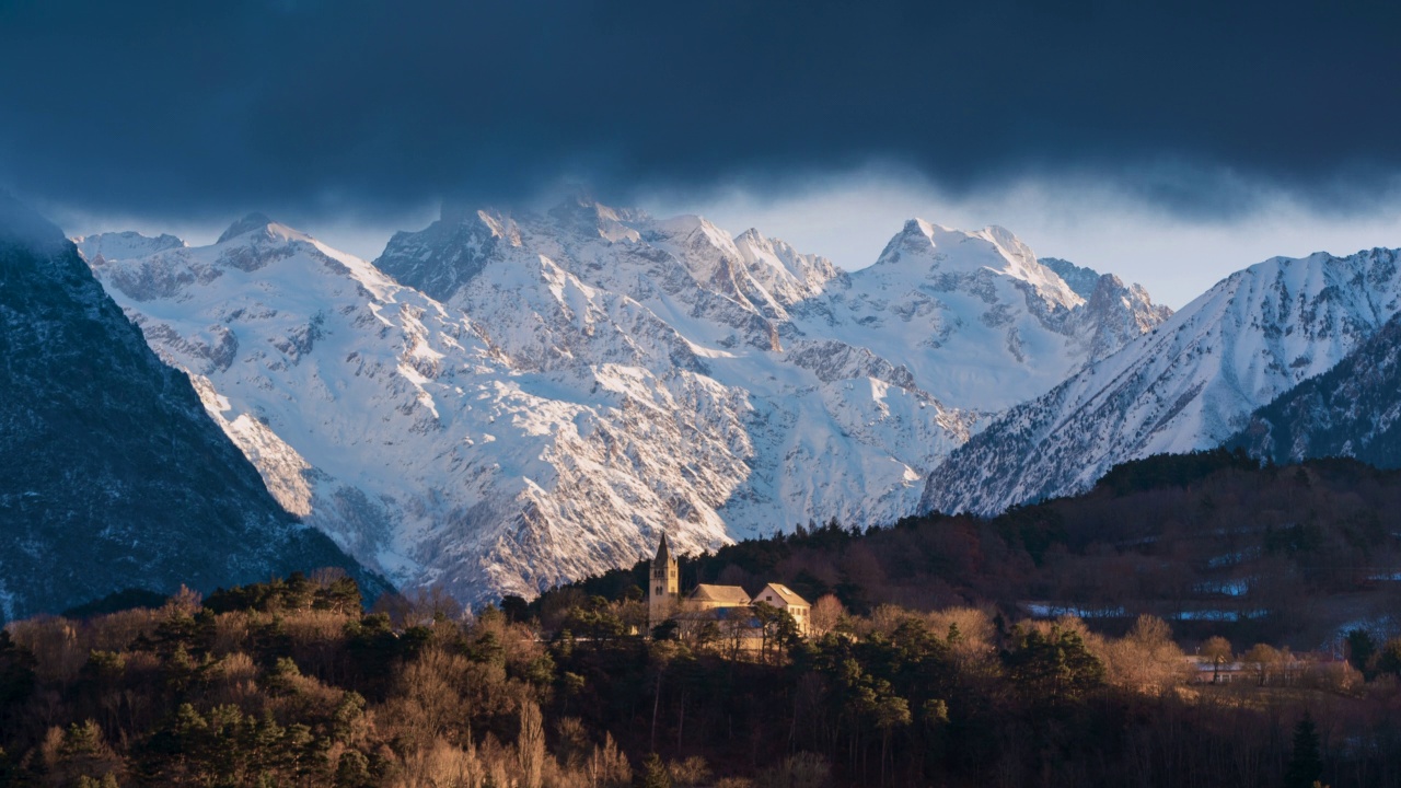 在Champsaur-Valgaudemar山谷，有Olan Peak和Chauffayer村的Ecrins国家公园。Hautes-Alpes(阿尔卑斯山脉),法国视频素材