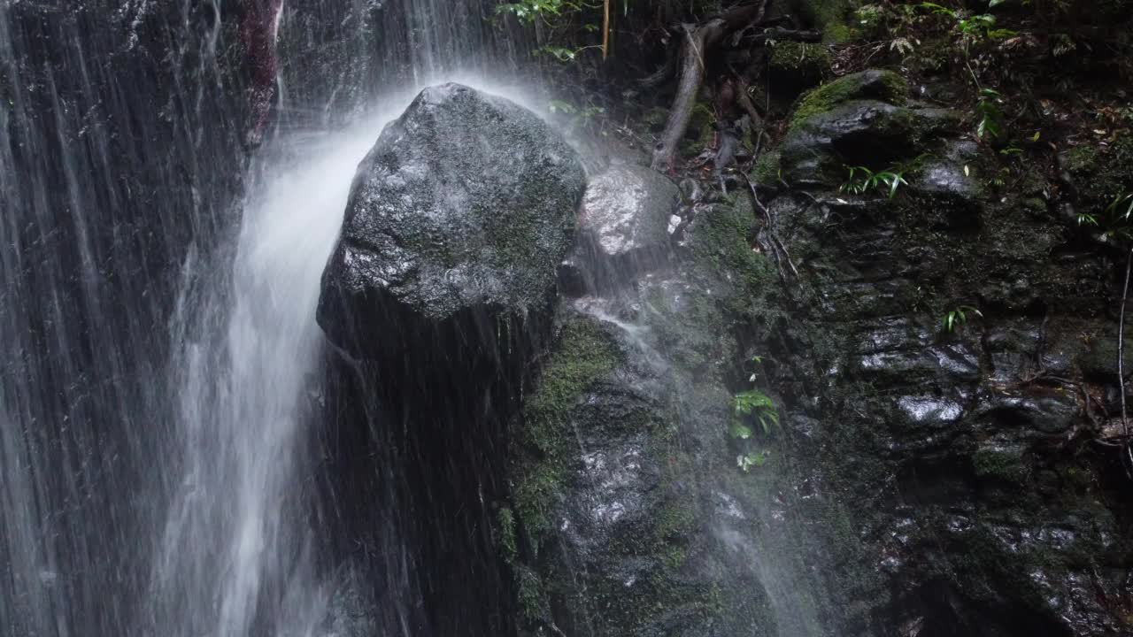 缓慢的无人机拍摄从雨林瀑布放大视频素材